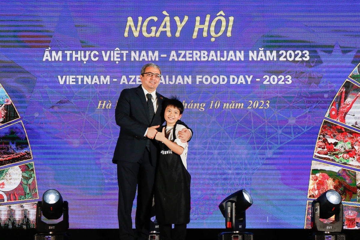 Azerbaijani Ambassador to Vietnam Shovgi Mehdizade Kamal Oglu is also present at the festive day. (Photo: hanoimoi.vn)