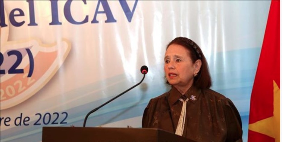 Chairwoman of the Argentina – Vietnam Culture Institute (ICAV) Poldi Sosa Schmidt speaks at an event to mark 25th anniversary of the institute (Photo:VNA)