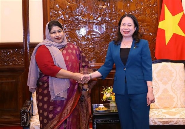 Vice President Vo Thi Anh Xuan (R) receives the outgoing Bangladeshi Ambassador Samina Naz in Hanoi on October 5. (Photo: VNA)