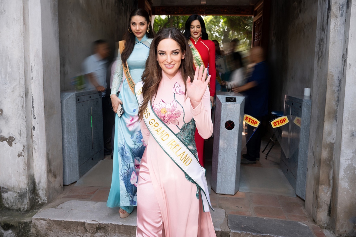 Sixty beauties competing at Miss Grand International 2023 don Vietnamese Ao Dai (long dress) in their trip to the capital of Hanoi.