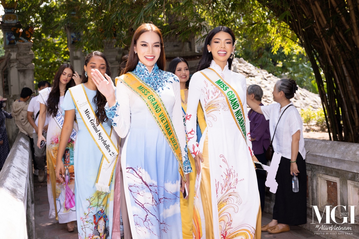 On October 5 the contestants are excited about discovering Ngoc Son Temple, a tourist destination as part of Ho Guom (returned sword lake) relic complex in the heart of the capital city.