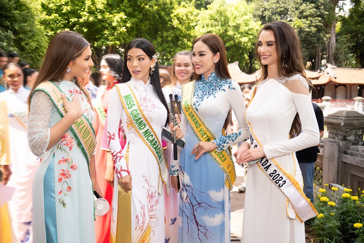 Vietnamese representative Le Hoang Phuong, the winner of Miss Grand Vietnam 2023, introduces the country’s famous historical sites and landscapes to international friends during their trip.