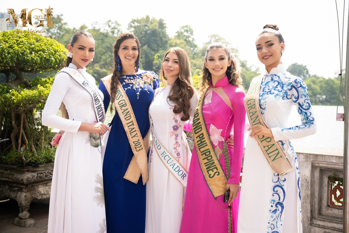 Many contestants express their love for the Vietnamese Ao Dai as they all believe that the traditional outfit helps to showcase the elegance, femininity, and confidence of women.