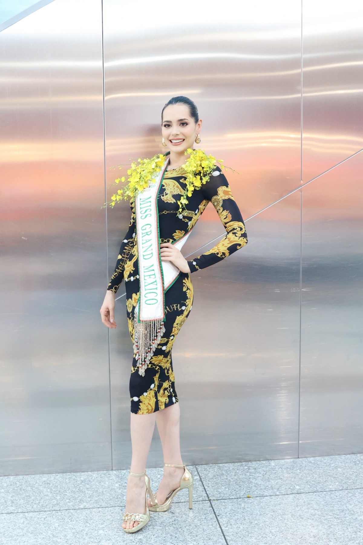 María Fernanda Beltrán Figueroa, Miss Grand Mexico, shows off her lovely voice while singing a song at the airport upon arrival.