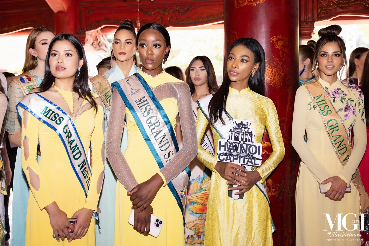 The contestants also visit the Temple of Literature which is located to the south of the Imperial Citadel of Thang Long. In addition to discovering unique ancient architecture and interesting historical and cultural stories, they also pray for good luck at the contest.