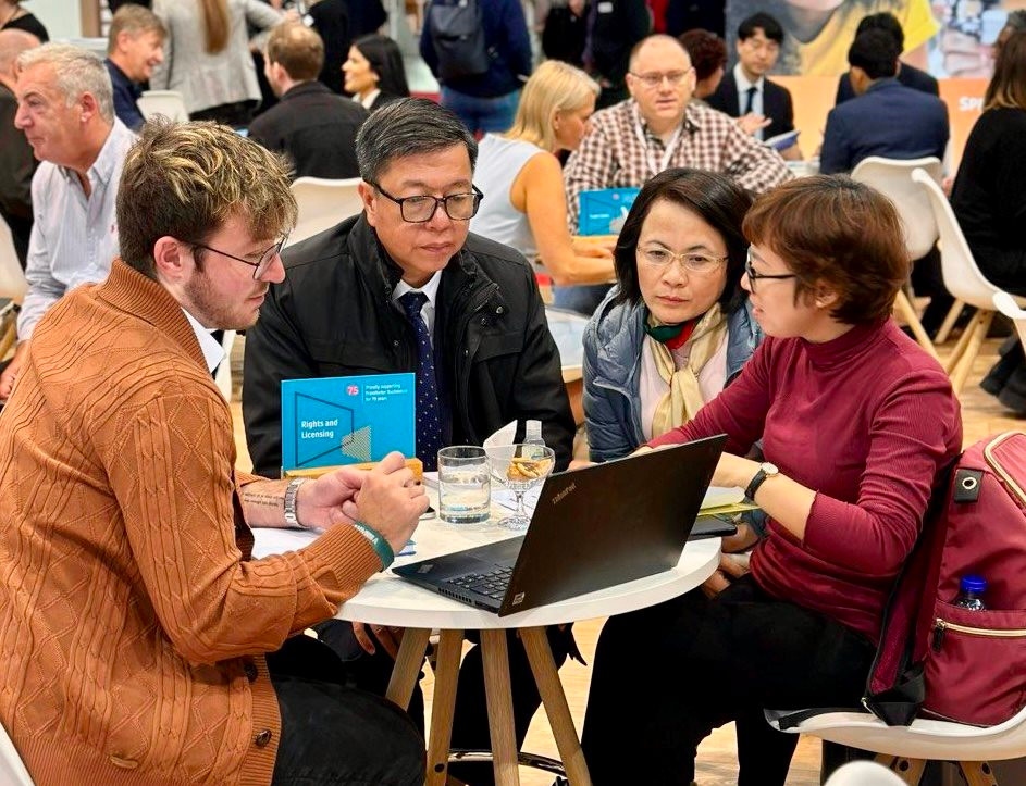 The Frankfurt Book Fair provides a chance for Vietnamese publisher to have exchanges with foreign publishing houses. (Photo: Hanoimoi.vn)
