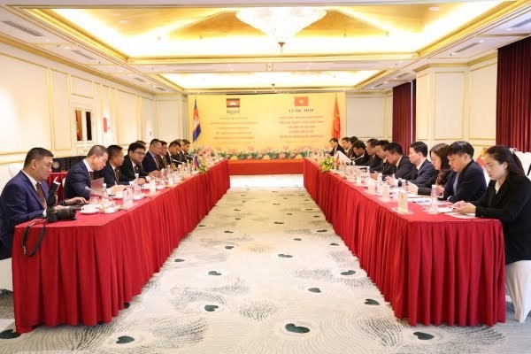 Representatives from the Ministry of Public Security’s Immigration Department and the Cambodian Home Affairs Ministry’s General Department of Immigration attend the meeting.