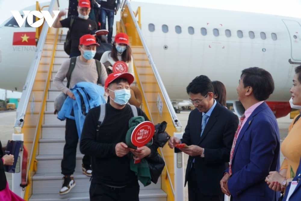 Leaders of Khanh Hoa welcome first Chinese visitors to the locality in early 2023.