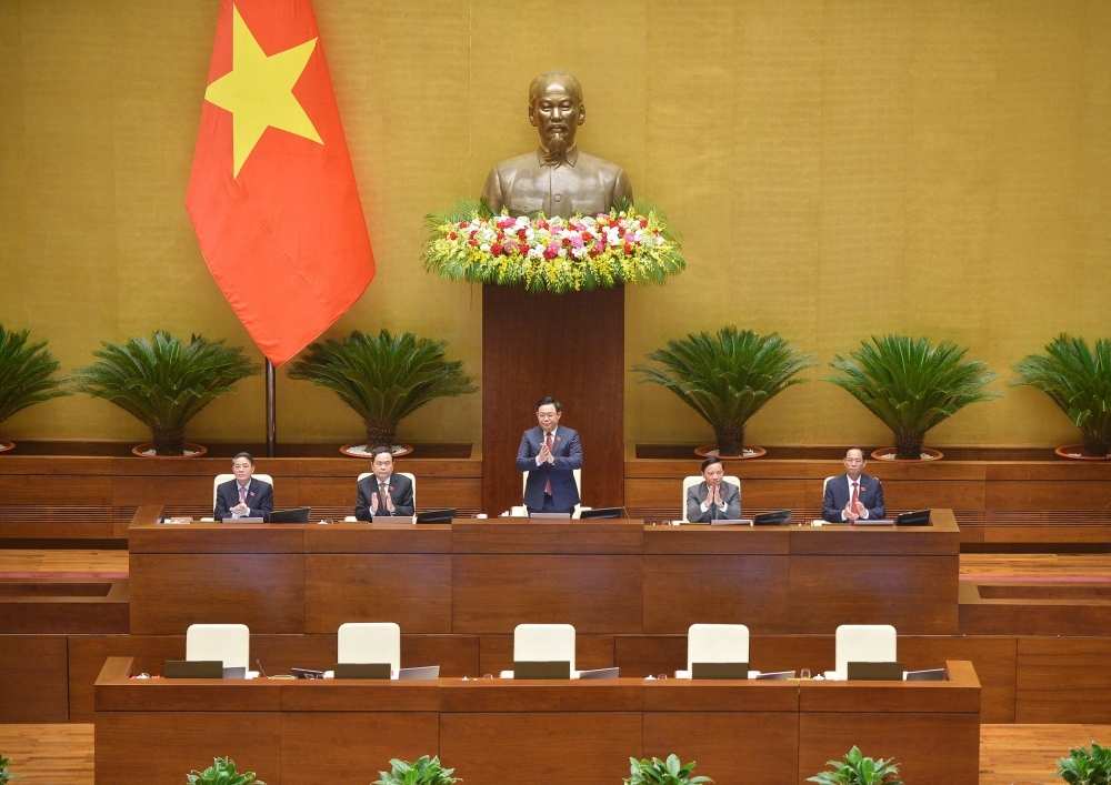 NA Chairman Vuong Dinh Hue chairs the session