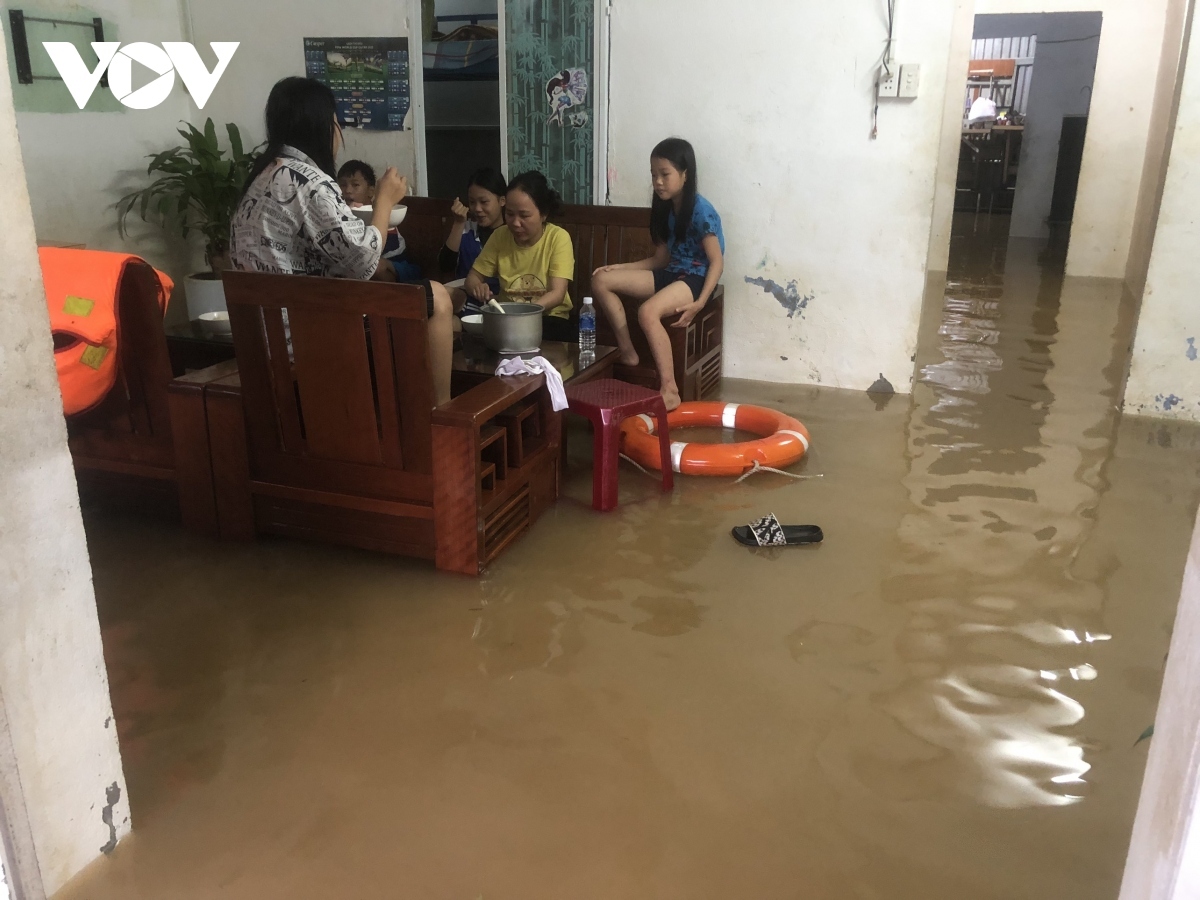 A residential area in Hoa Khanh Nam ward of Lien Chieu district in Da Nang city is inundated again on October 17 due to a prolonged spell of torrential rain.
