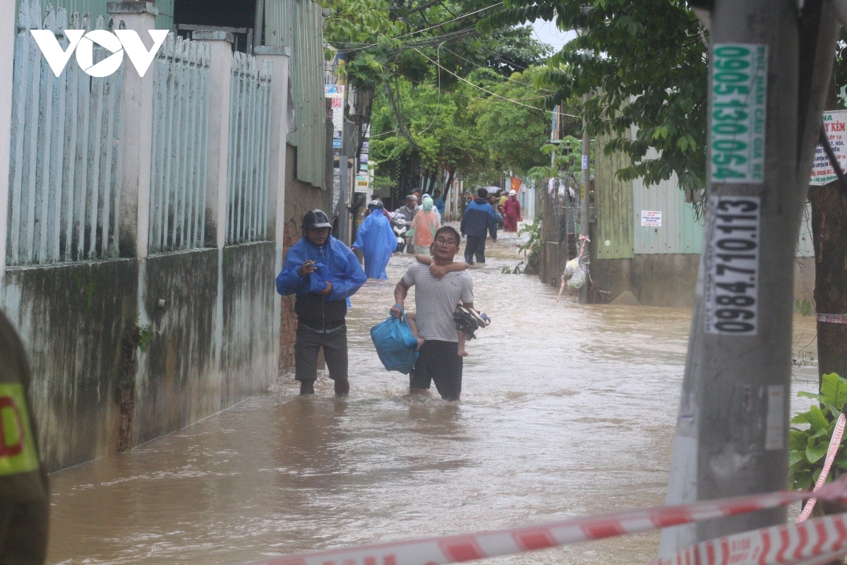 Severe flooding on the morning of October 17 forces local people to move to higher high ground.