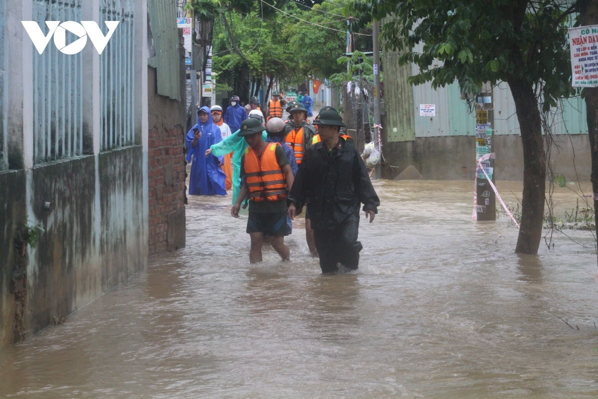 A residential area of Da Nang is flooded by rainwater, with local residents urged to move all of their belongings to higher ground.