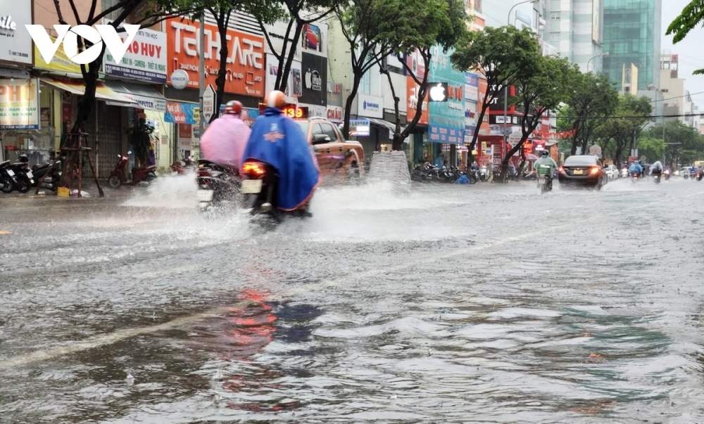 Students across the central city are allowed to miss school due to the rising floodwater.