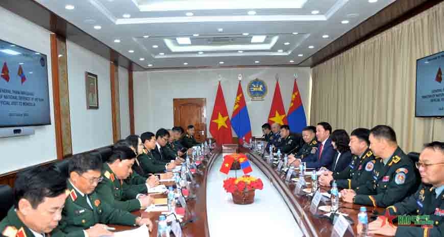 Mongolian Defense Minister Gürsediin Saikhanbayar and his visiting Vietnamese counterpart Phan Van Giang hold talks in Ulaanbaatar on October 26. (Photo: PANO)