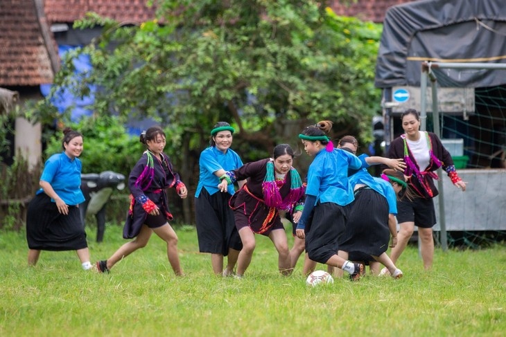 Female footballers in the traditional costumes of the San Chi and Dao Thanh Y.