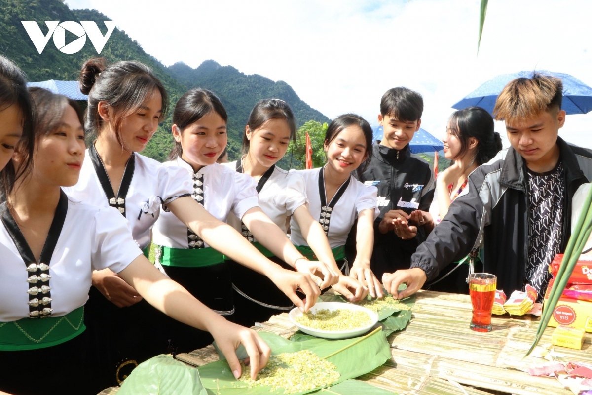 Locals join in wrapping green rice in La Dong (Dong leaves).