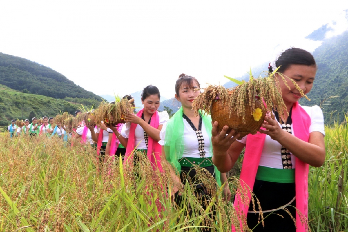 Coming from mountain lanes, Thai ethnic people in their colourful costume converge on Muong So commune to take part in the festival.
