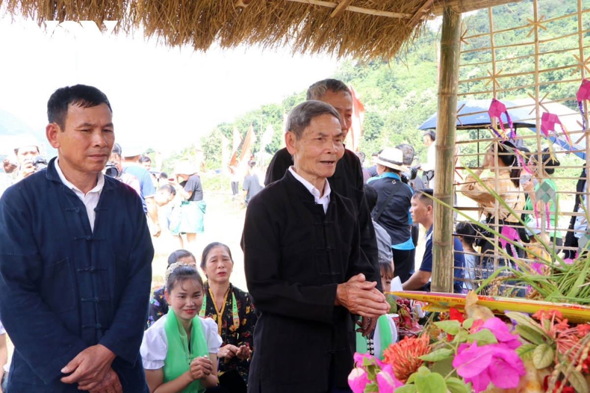 Local residents perform a ritual to worship the rice’s soul and to express their gratitude to God of agriculture.