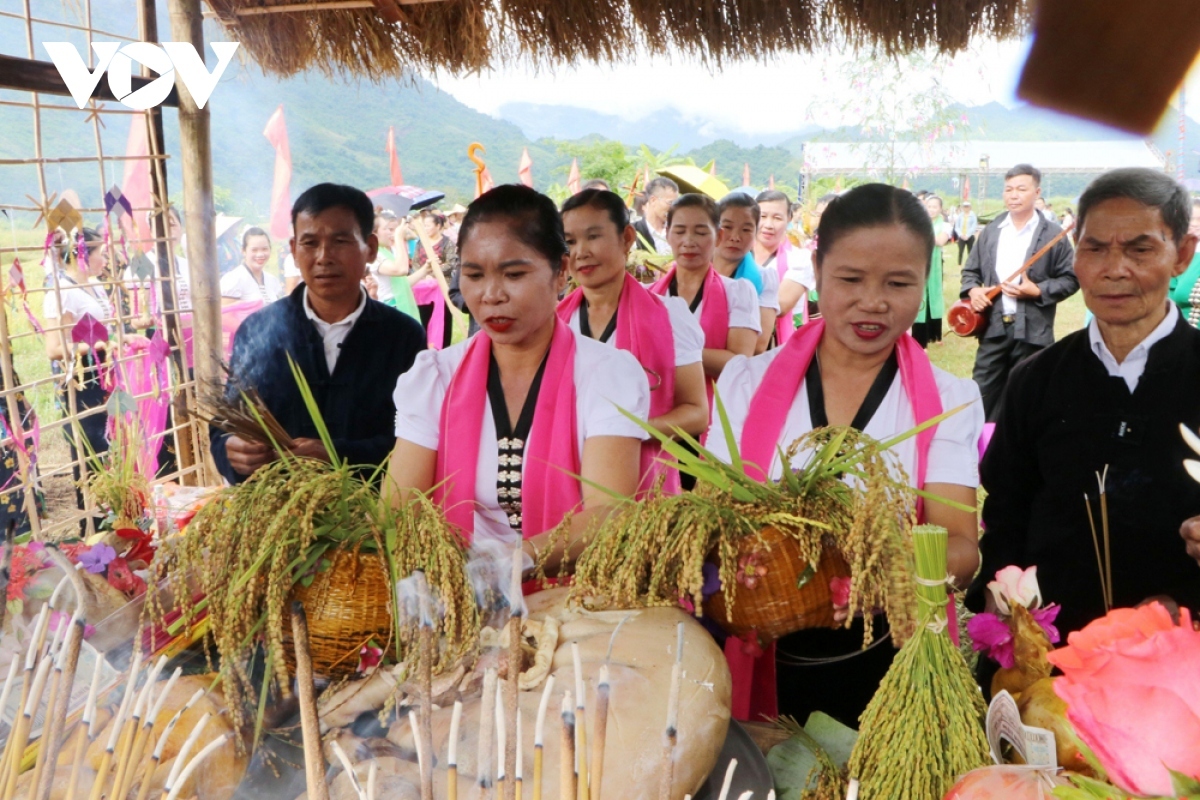 The festival attracts plenty of tourists who are keen to learn more about the culture of the white Thai people, as well as various specialties of Phong Tho district.