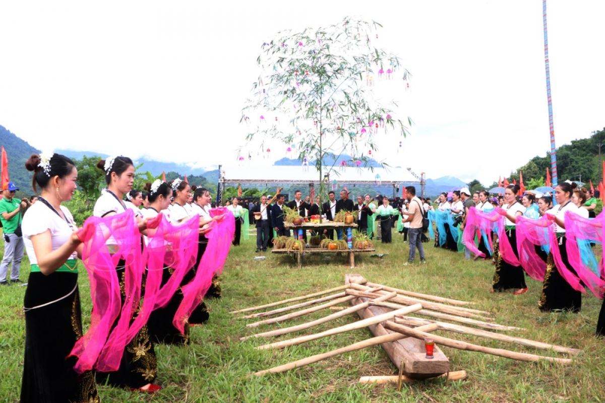 Girls perform dances while shamans take part in the ritual.