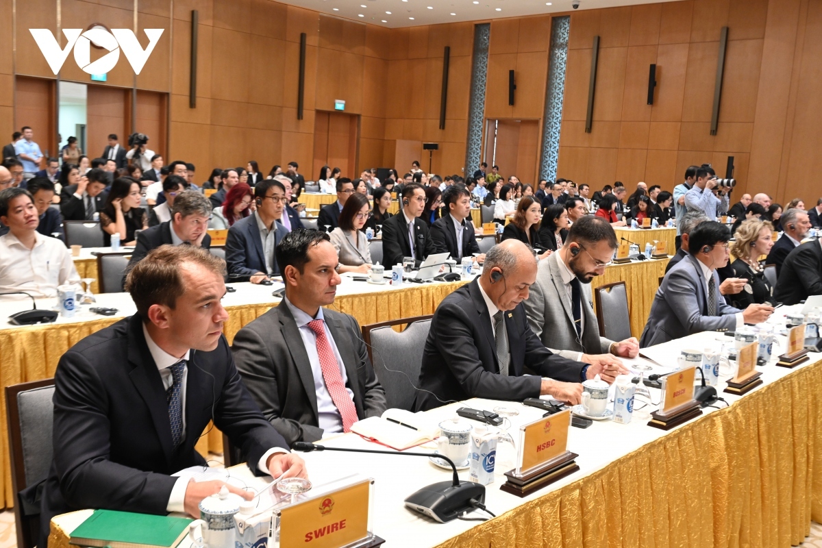 Representatives of foreign businesses attending the dialogue with the Prime Minister in Hanoi on October 16.