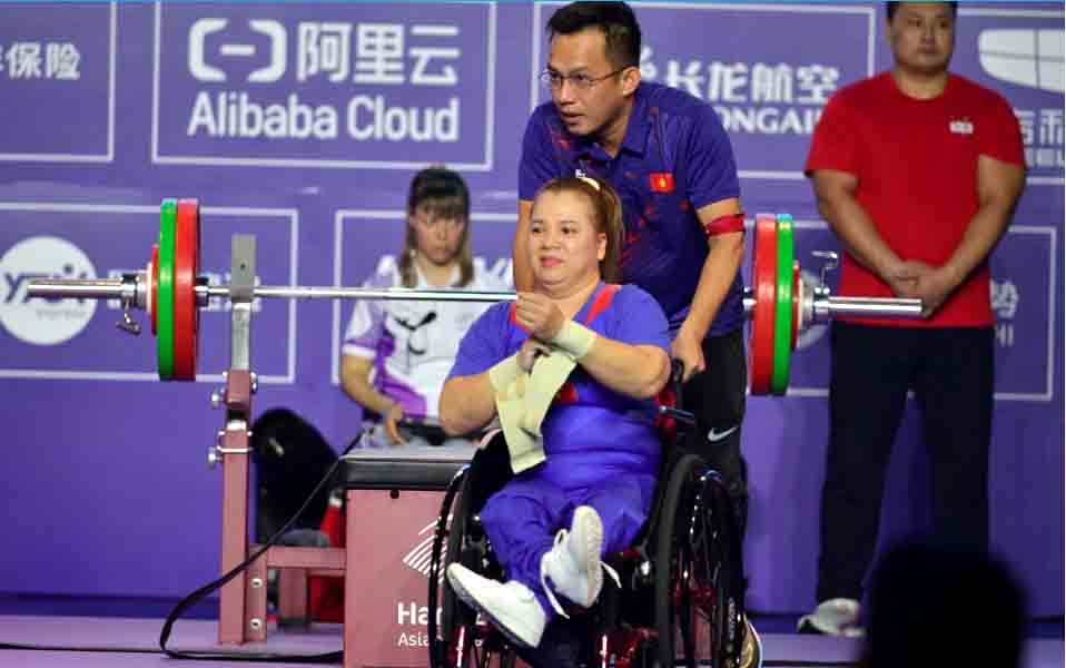Female weightlifter Dang Thi Linh Phuong wins silver in the women's 50 weight category in Hangzhou, China. (Photo: thanhnien.vn)