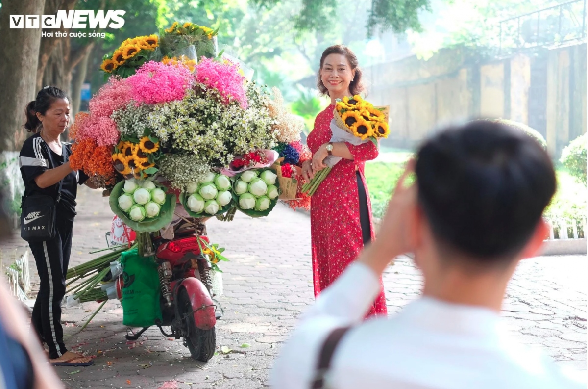 Women don Ao Dai, the nation’s traditional long dress and enjoy taking photos along with “Cúc họa mi”.