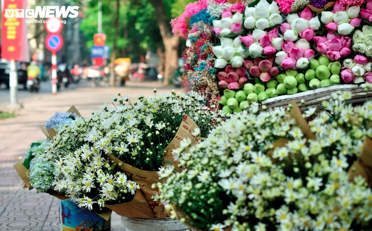 The image of a street vendor’s bicycle dwarfed by a wide range of colourful flowers is popular on streets around the capital.