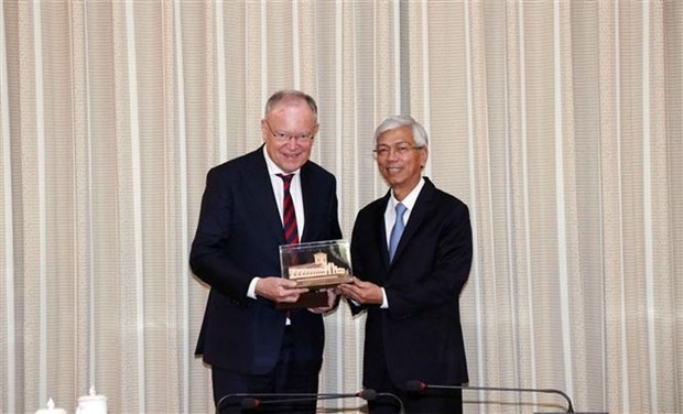 Vice Chairman of the municipal People’s Committee Vo Van Hoan (R) and visiting Minister-President of Lower Saxony Stephan Weil