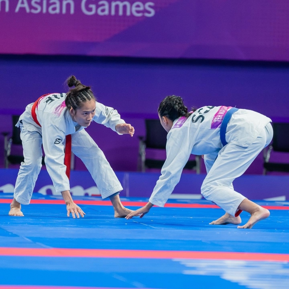 Phung Thi Hue (left) beats Nutchaya Sugun of Thailand to win bronze medal