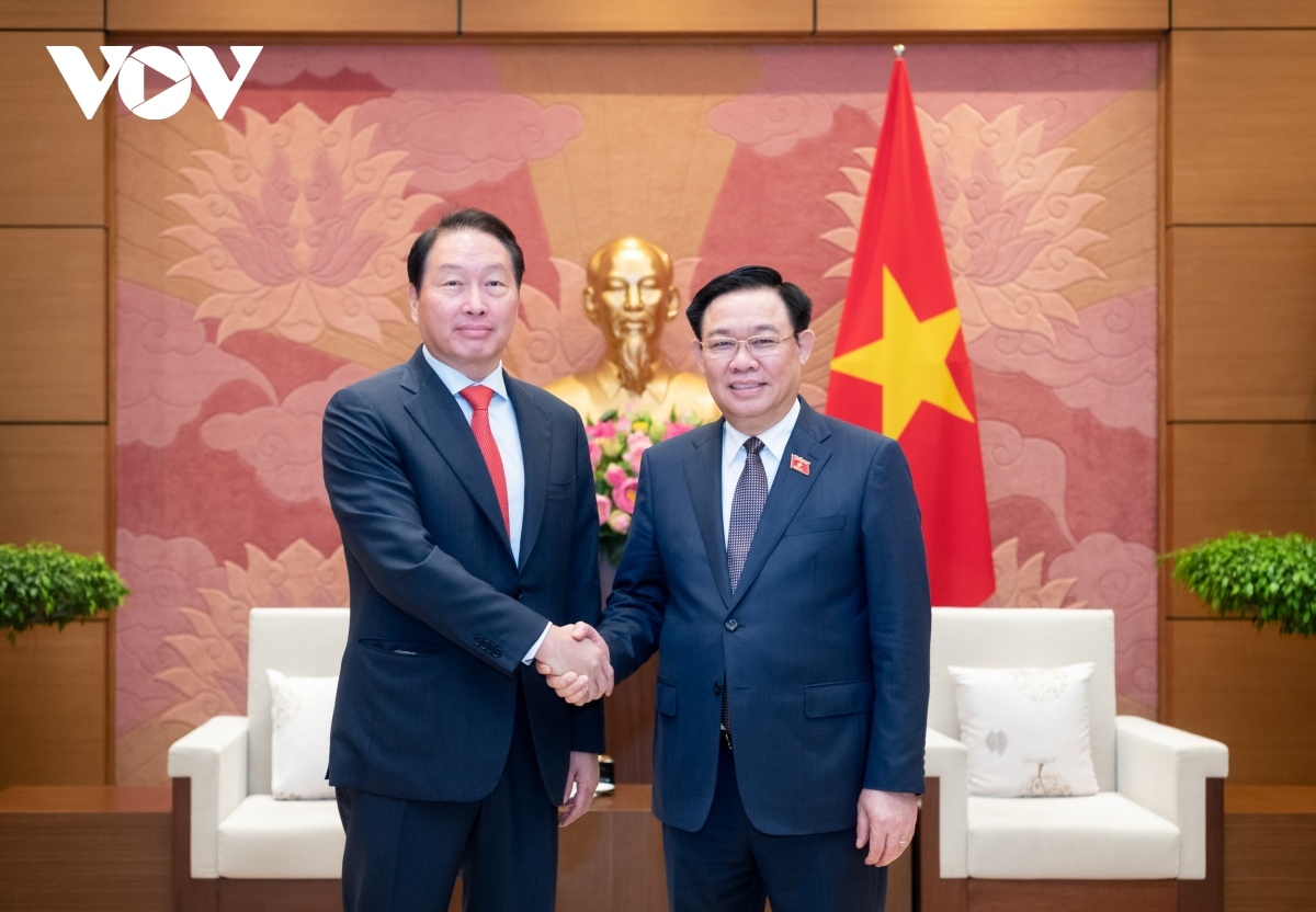 NA Chairman Vuong Dinh Hue (L) welcomes Chairman of SK Group Chey Tae Won