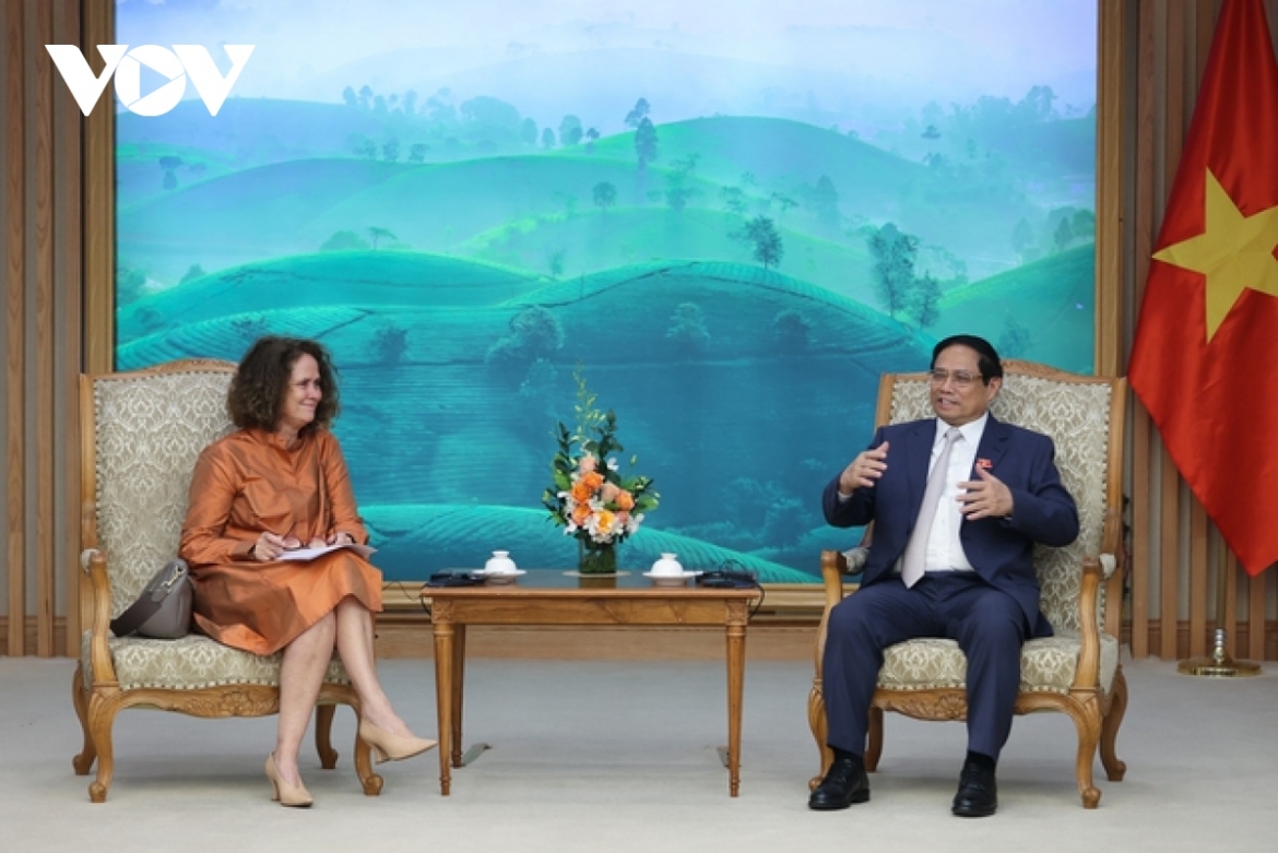 Prime Minister Pham Minh Chinh (R) receives WB Country Director in Vietnam Carolyn Turk (L) in Hanoi on October 27.