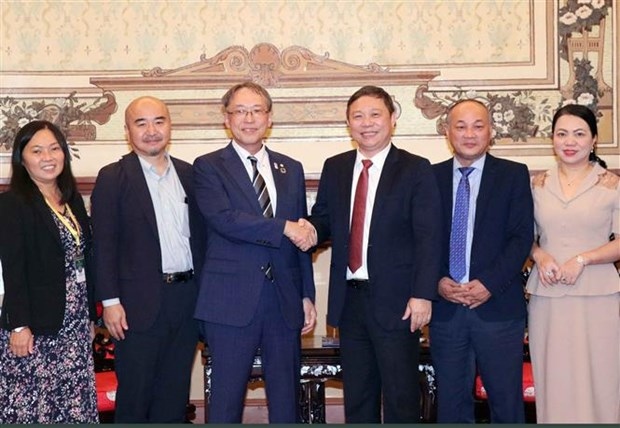 Duong Anh Duc, vice chairman of the HCM City People's Committee (third, right) shakes hands with President of the Osaka Metropolitan University Masahiro Tatsumisago.