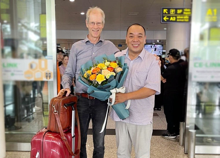 Talented veteran jazz pianist Håkan Andersson Rydin of Sweden (L) arrives at Noi Bai International Airport on October 2 for the Jazz & Friends concert. (Photo: Vietnamnet)