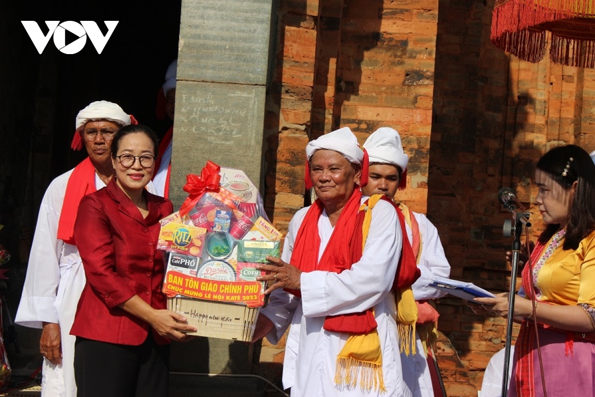 Kate is the most important festival of the Cham ethnic people which is celebrated in October in the solar calendar. Photographed is a representative of the Government Committee for Religious Affairs offering gifts and extending greetings to the Cham ethnic community on the occasion of the traditional festival.