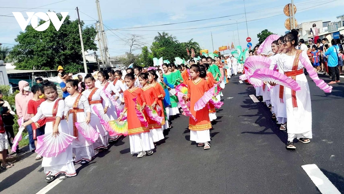 A costume procession is also held in Bac Binh district of Binh Thuan province. Kate is listed as one of the 15 largest festivals in Vietnam by the Ministry of Culture, Sports and Tourism. In 2022, the festival of the Cham was officially recognised as a national intangible cultural heritage.