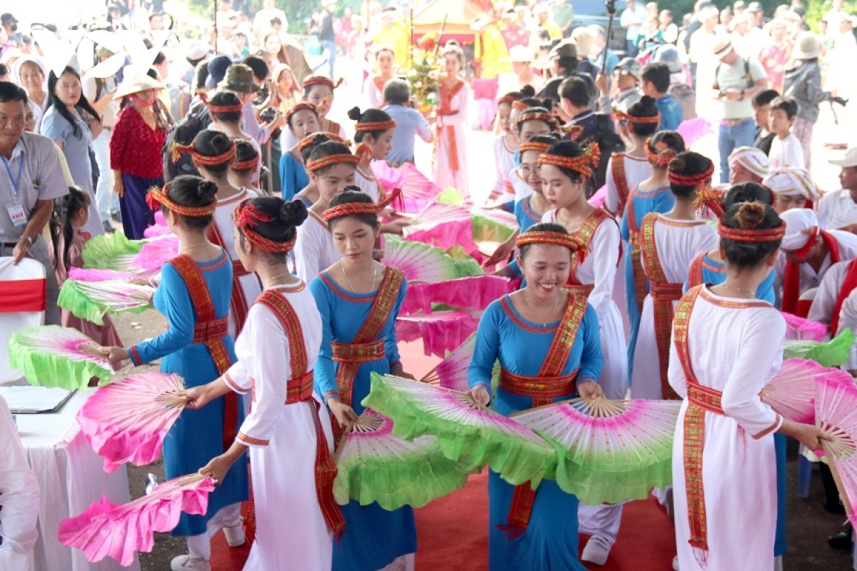 Ethnic girls prepare dances with fans in celebration of the festival.