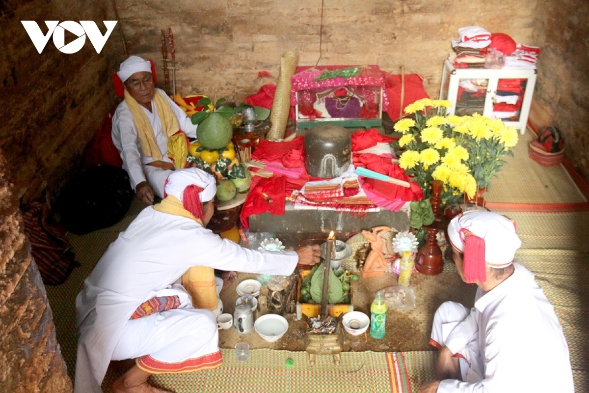 On behalf of the Cham ethnic community, the elder express their gratitude to their ancestors and pray for favourable weather, abundant crops, and prosperity.