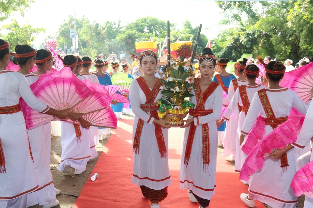 While the elder prepare offerings for the rituals and conduct traditional rites such as bathing and clothes changing for the Holy Mother, youngsters liven up the atmosphere with a performance of traditional songs and dances.