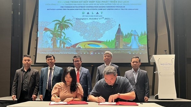 Tourism businesses of Lam Dong province and Singapore sign three memoranda of cooperation to enhance tourism promotion between the two sides.