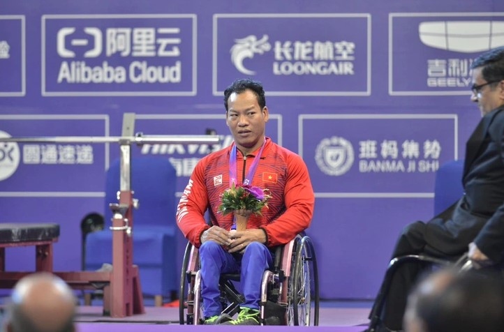 Vietnamese powerlifter Le Van Cong wins bronze medal at Asian Para Games 2023 (Photo: tuoitre.vn)