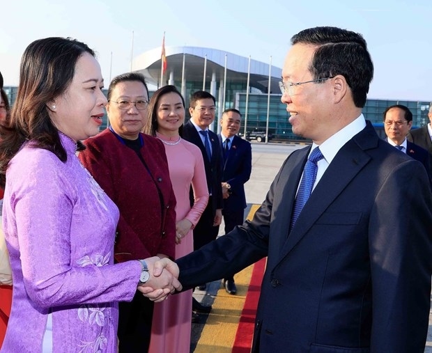 Vice President Vo Thi Anh Xuan sees off President Vo Van Thuong at Noi Bai International Airport, Hanoi. (Photo:VNA) 