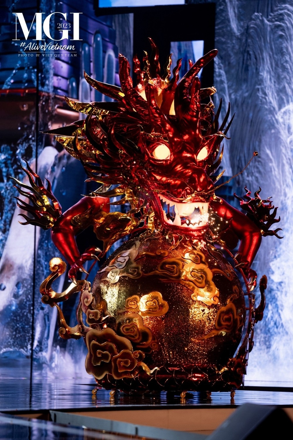 Phuong's outfit draws inspiration from the legend of the Dragon and the Fairy.