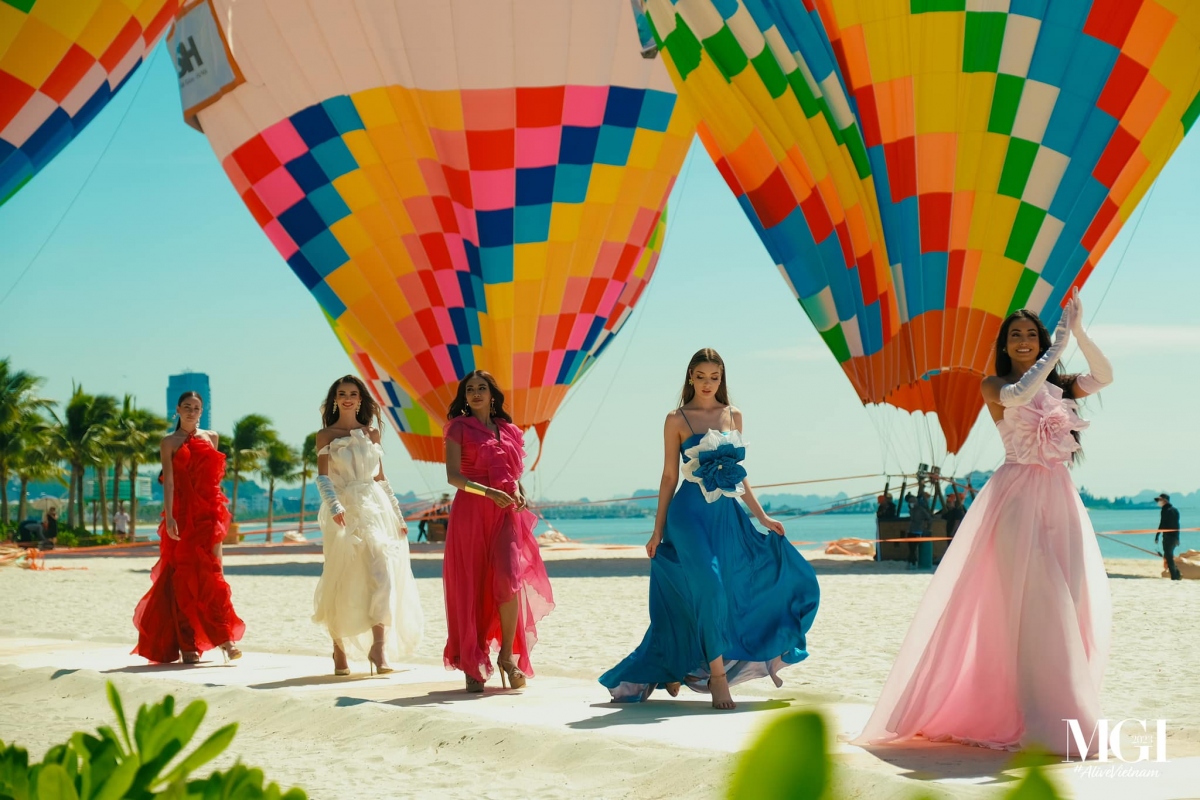 Bai Chay beach in Ha Long City turns into an international fashion stage on October 9, with foreign beauties joining the event as professional models.