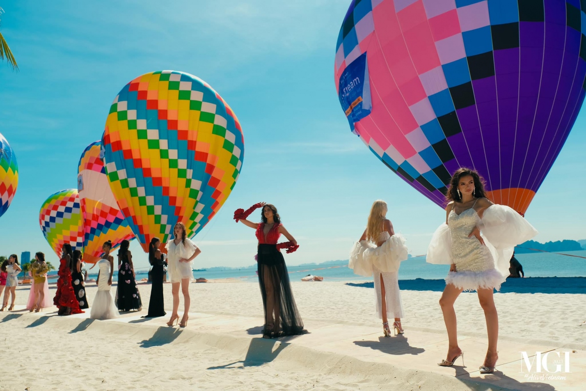 The one-hour fashion show directed by Hoang Nhat Nam brings unforgettable memories for the contestants.