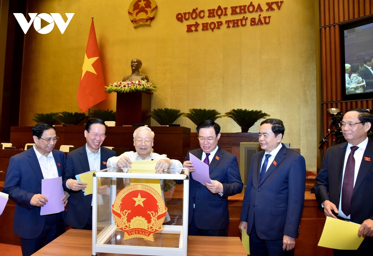 Party General Secretary Nguyen Phu Trong (third from left) joins other senior leaders to participate in a vote of confidence held in Hanoi on October 25.