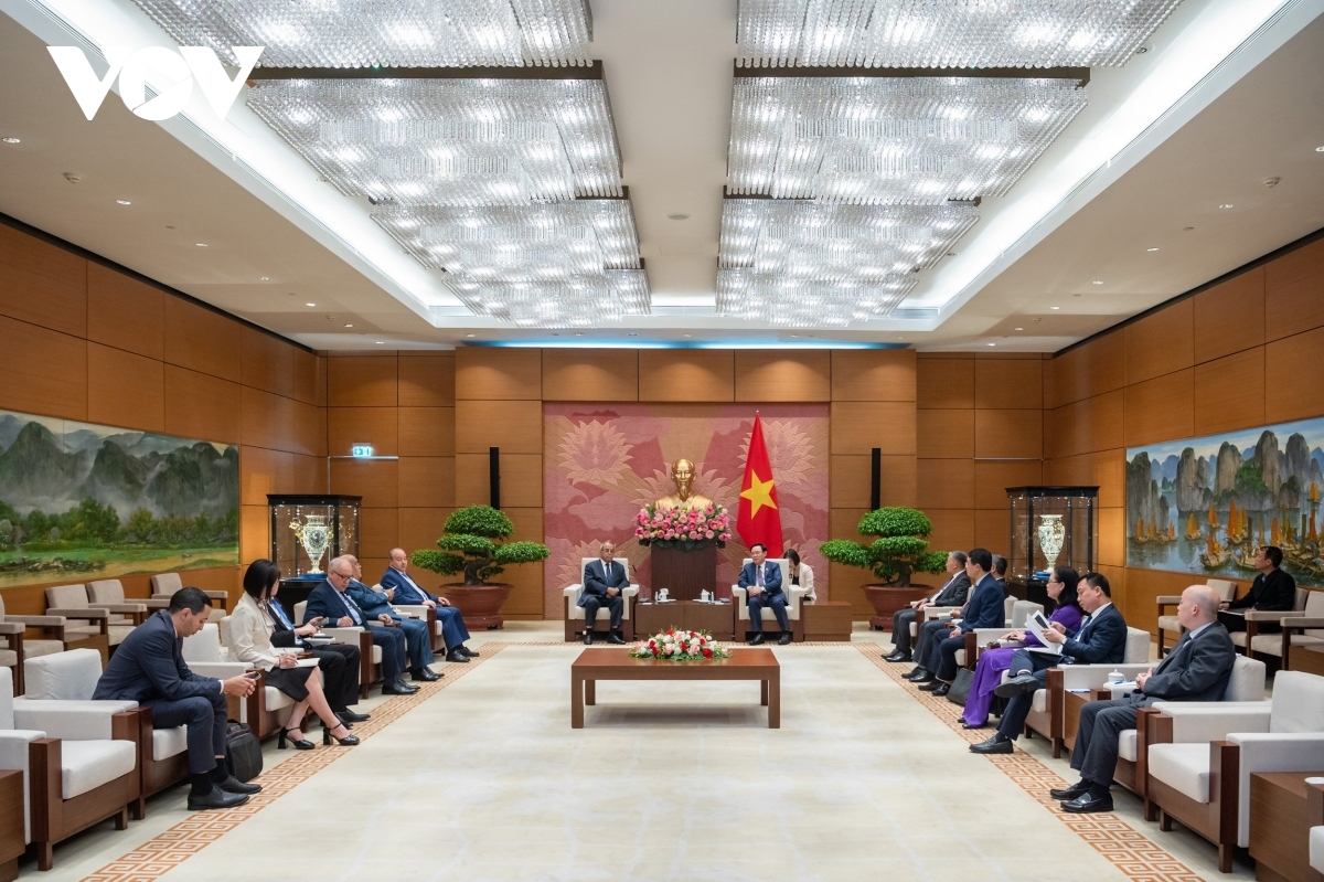 Vietnamese National Assembly Chairman Vuong Dinh Hue receives Algerian Minister Ali Aoun in Hanoi on October 18