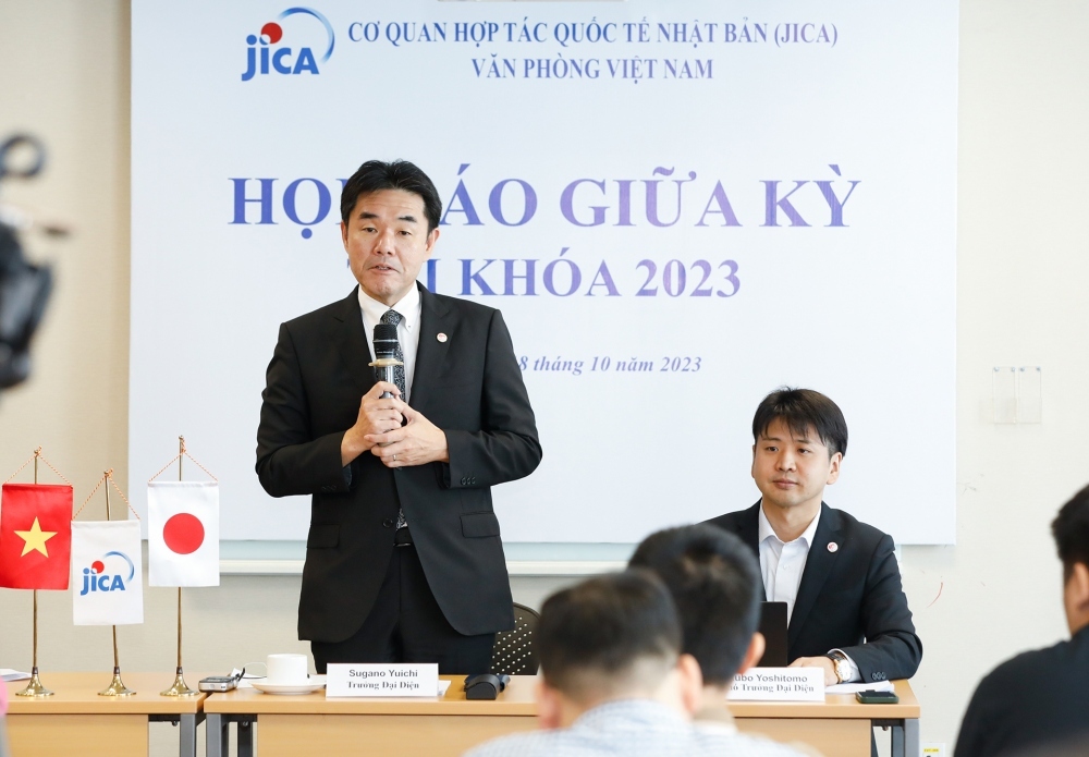 Sugano Yuichi , chief representative of JICA's Vietnam Office, addresses the press briefing in Hanoi on October 18