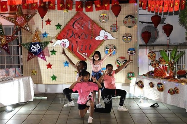 Children perform at the Mid-Autumn Festival celebration in South Africa