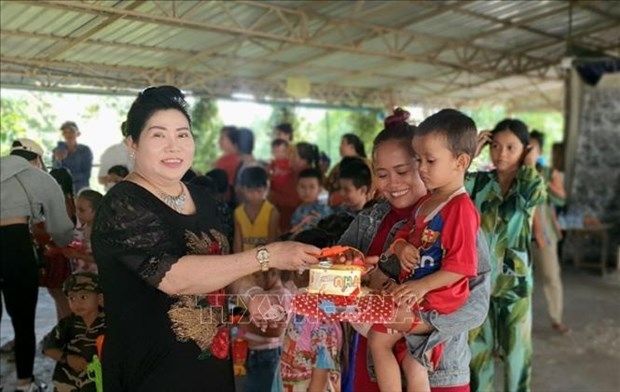 The organising board presents gifts to children in Sihanoukville on the Mid-Autumn Festival